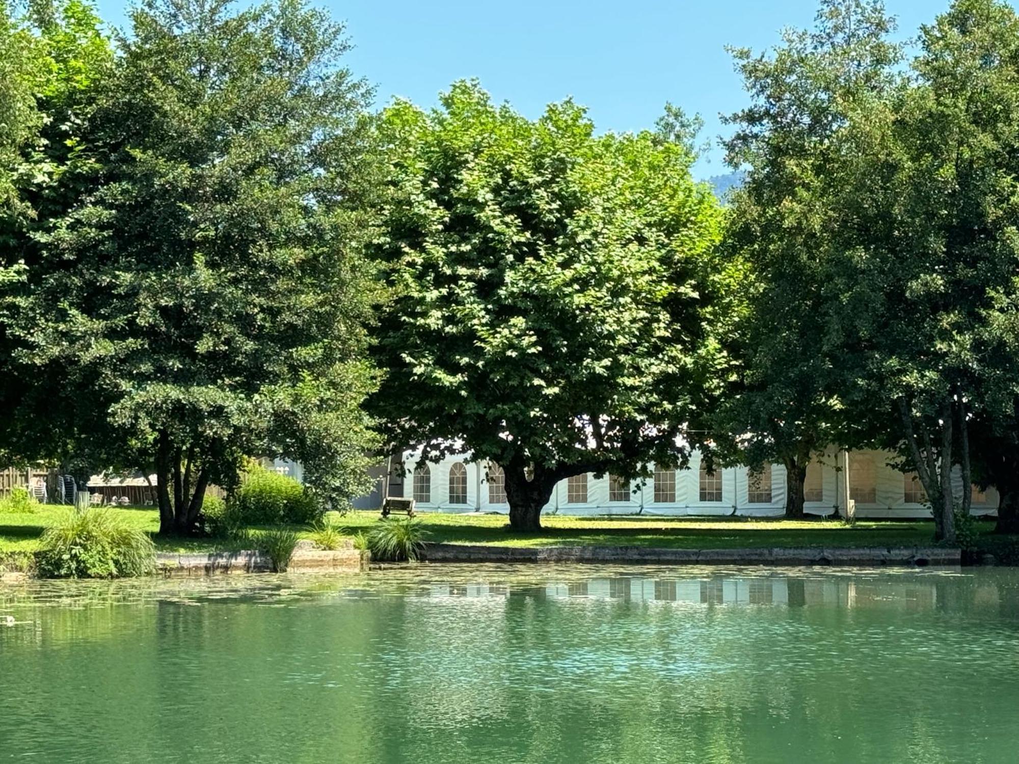 レ ロッジズ デュ ラック Saint-Alban-de-Montbel エクステリア 写真